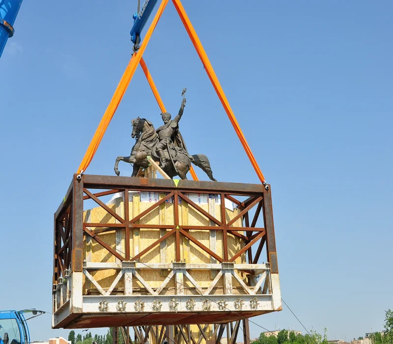 Mutarea statuilor din Piata Universității în imagini